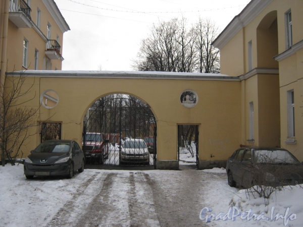 Ворота между 18 (справа) и 16 (слева) домами по ул. Белоусова. Фото февраль 2012 г.