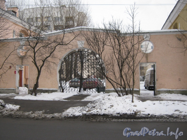 Севастопольская ул., дом 38. Ворота дома со стороны Севастопольской ул. Фото февраль 2012 г.