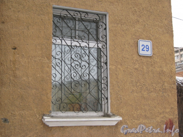 Севастопольская ул., дом 34.  Фрагмент фасада жилого дома со стороны Севастопольской ул. Фото февраль 2012 г.