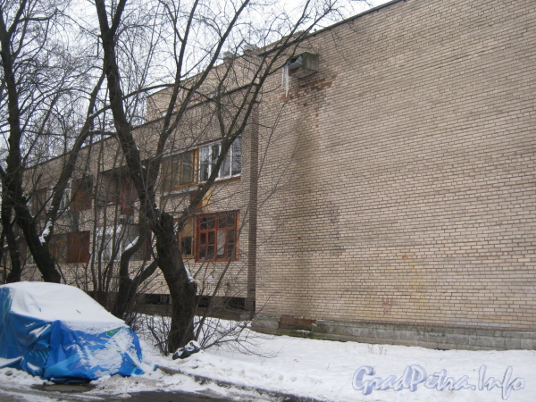 Севастопольская ул., дом 45. Общий вид двухэтажного корпуса дома 45 со стороны дома 49. Фото февраль 2012 г.