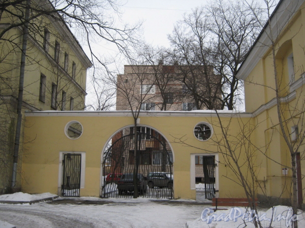 Новоовсянниковская ул., дом 13. Ворота дома. Фото февраль 2012 г.