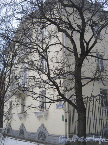 Новоовсянниковская ул., дом 19, лит. А. Общий вид со стороны дома 17. Фото февраль 2012 г.