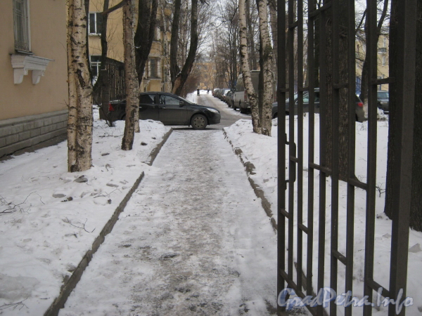 Проход и проезд вдоль 19 домов по Новоовсянниковской улице к ул. Белоусова. Фото февраль 2012 г.