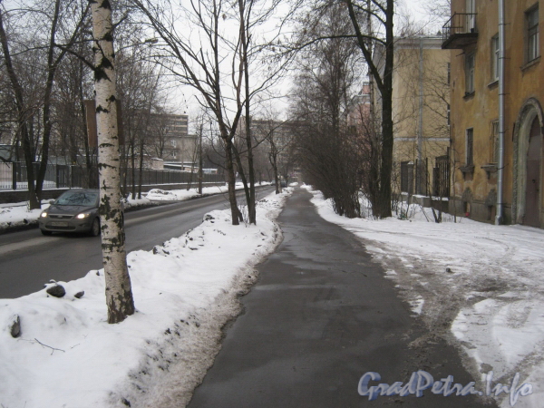 Перспектива пешеходной части Баррикадной ул. от дома 36 в сторону ул. Трефолева. Фото февраль 2012 г.