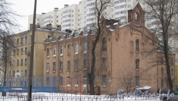 Ул. Зои Космодемьянской, дом 27 (справа) и дом 29 (слева). Вид со стороны Баррикадной ул. Фото февраль 2012 г.
