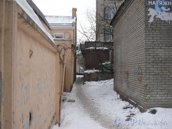 Проход между домами 26 по ул. Зои Космодемьянской (слева) и домом 35 по ул. Трефолева (справа) от ул. Зои Космодемьянской к ул. Трефолева. Фото февраль 2012 г.