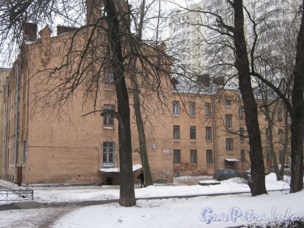 Ул. Зои Космодемьянской, дом 27. Вид со стороны дома 25. Фото февраль 2012 г.