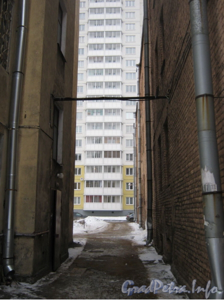 Проход к дому 37 по ул. Трефолева между домами 29 (справа) и 27 (слева) по ул. Зои Космодемьянской. Фото февраль 2012 г.