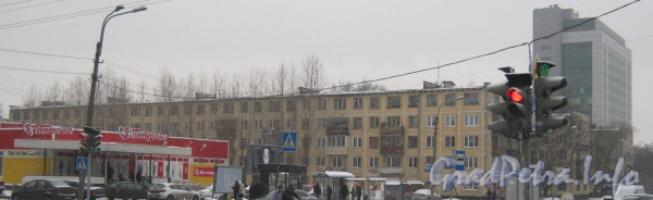 Варшавская ул., дом 25 (слева) и Бассейная ул., дом 21 (справа многоэтажный). Фото февраль 2012 г.