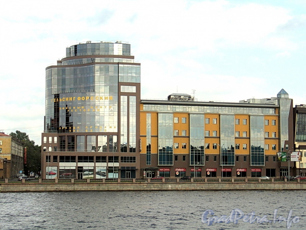 Здания бизнес-центров «Гельсингфорсский» и «Гренадерский». Вид с Аптекарской набережной. Фото сентябрь 2011 г.