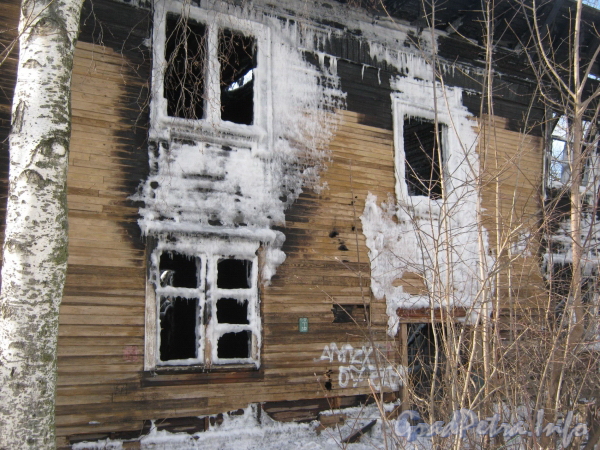 Ул. Тамбасова, дом 23, корп. 2. Сгоревший дом, вид со стороны дома 21. Фото март 2012 г. 