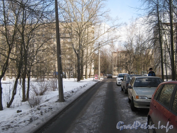 Ул. Тамбасова, дом 28 (слева). Проезд вдоль дома 25 корпус 3 в сторону ул. Тамбасова. Фото март 2012 г.