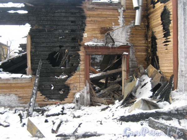 Ул. Тамбасова, дом 21, корп. 3. Бывшая парадная ныне сгоревшего дома. Фото март 2012 г.