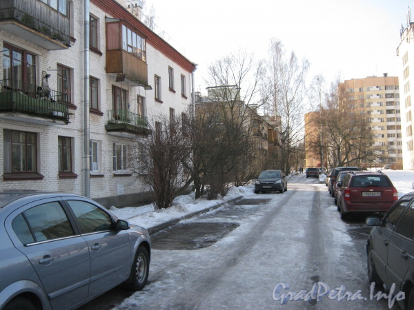 Проезд вдоль дома 23 корпус 6 (слева на переднем плане) по ул. Тамбасова и дома 42 корпус 3 (Слева далее). Фото март 2012 г.