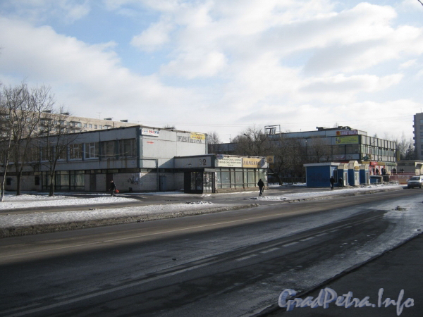Ул. Тамбасова, дом 32. Общий вид на торговый комплекс со стороны дома 23 корпус 1. Фото март 2012 г.