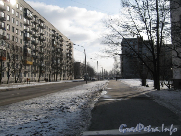 Ул. Тамбасова от дома 36 корпус 1 (слева) в сторону пр. Народного Ополчения. Фото март 2012 г.