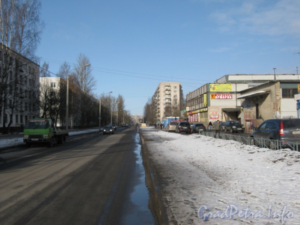 Перспектива ул. Тамбасова от торгового центра (слева - дома 32) в сторону пр. Ветеранов. Фото март 2012 г.
