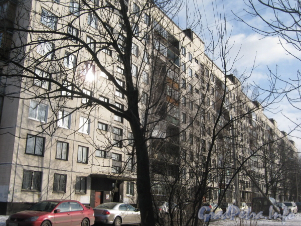 Ул. Здоровцева, дом 33, корп. 1. Общий вид со стороны двора и парадных. Фото март 2012 г.