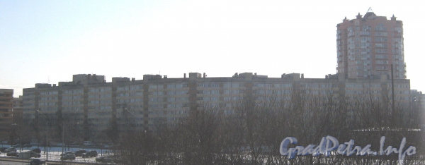 Дома 10 корпус 1 (в центре) и корпус 2 (справа). Фото март 2012 г. с путепровода пр. Маршала Жукова.