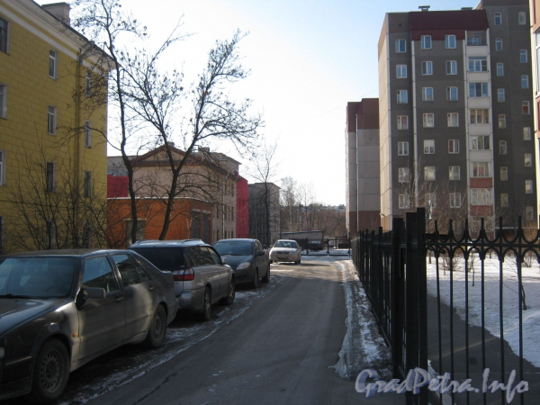 Ул. Метростроевцев, дом 5. Проезд вдоль дома от Молодежного пер. Фото март 2012 г.