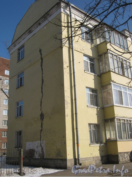 Тракторная ул., дом 15. Торец жилого дома с трещиной со стороны ул. Метростроевцев. Фото март 2012 г.
