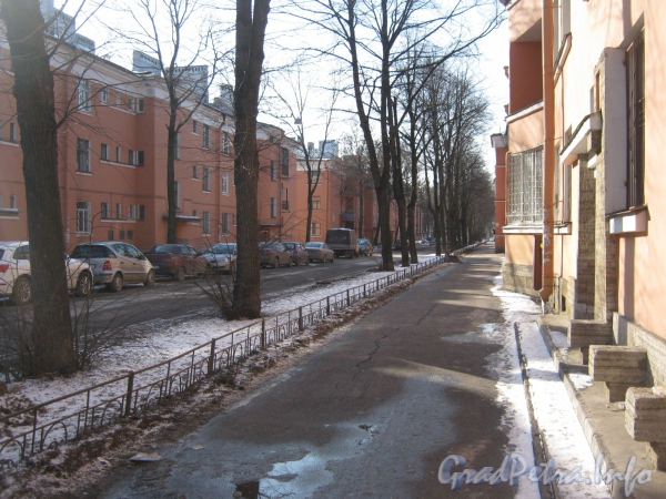 Перспектива пешеходной части Тракторной улицы от Сивкова переулка в сторону проспекта Стачек. Фото март 2012 г.