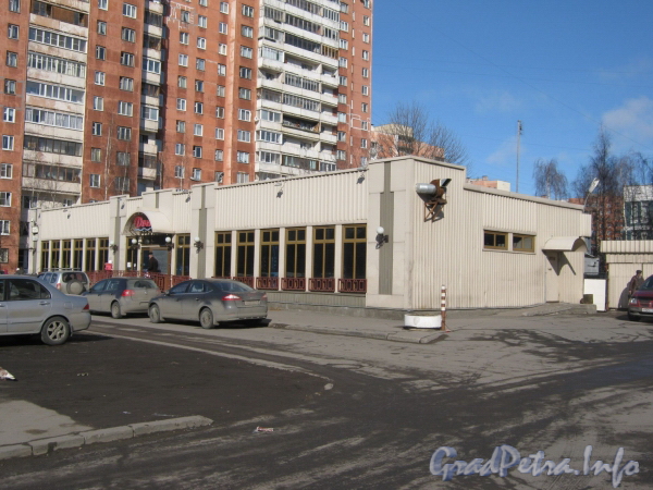 Ул. Маршала Захарова, дом 56, лит. А. Общий вид торгового комплекса. Фото март 2012 г.