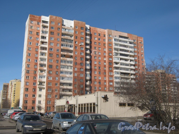 Ул. Маршала Захарова, дом 56. Общий вид жилого дома. Фото март 2012 г.