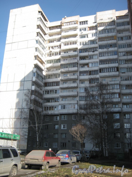 Ул. Маршала Захарова, дом 56. Фрагмент фасада жилого дома. Фото март 2012 г.
