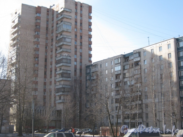 Ул. Маршала Захарова, дом 29, корп. 1 (справа) и корп. 2 (слева). Фото март 2012 г.