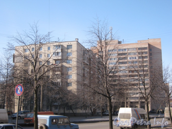 Ул. Маршала Захарова, дом 25, корп. 1. (слева)  и ул. Десантников, дом 24. (справа). Фото март 2012 г.
