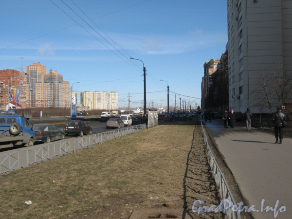 Перспектива ул. Десантников от дома 20 корпус 3 (справа) в сторону ул. Маршала Казакова. Фото март 2012 г.