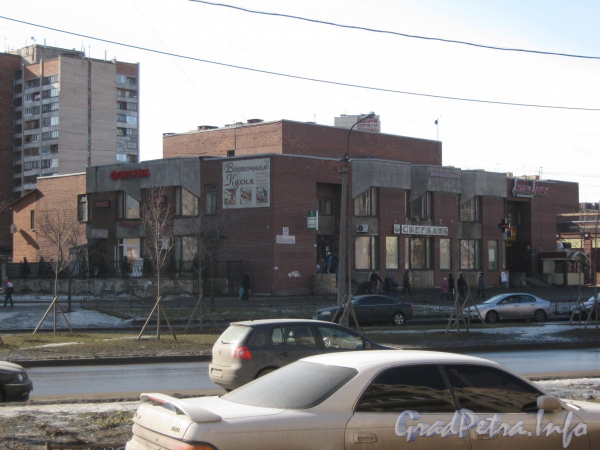 Ул. Маршала Захарова, дом 23, корп. 1. Общий вид торгового центра. Фото март 2012 г.