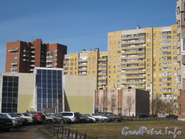Ул. Маршала Захарова, дом 30. Общий вид здания со стороны дома 36 по ул. Маршала Захарова. Фото март 2012 г.