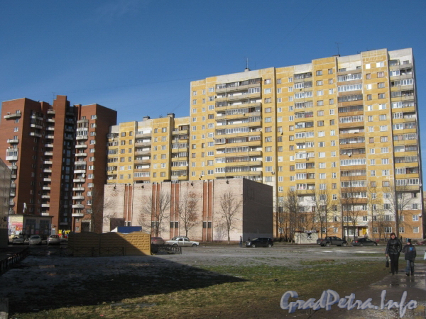 Ул. Маршала Захарова, дом 32. Вид со двора. На заднем плане дом 30. Фото март 2012 г.