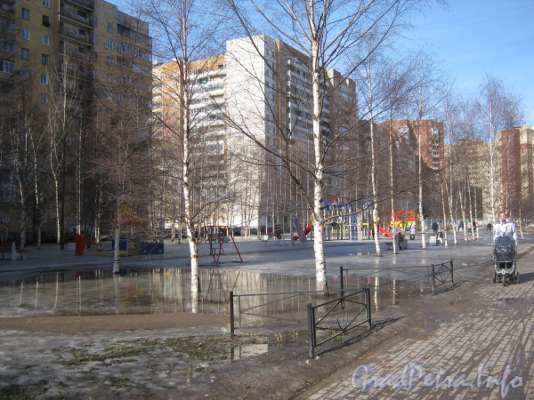 Детская площадка между домами 30 по ул. Маршала Захарова (слева) и 75 корпус 2 по Ленинскому пр. Фото март 2012 г.