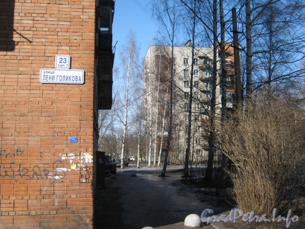Табличка с номером на доме 23, корпус 7 по ул. Лёни Голикова (слева) и дом 15, корпус 4 (на заднем плане справа). Фото март 2012 г.