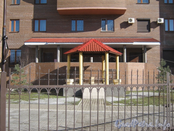Ул. Лёни Голикова, дом 29 корпус 8. Беседка во дворе. Фото март 2012 г.