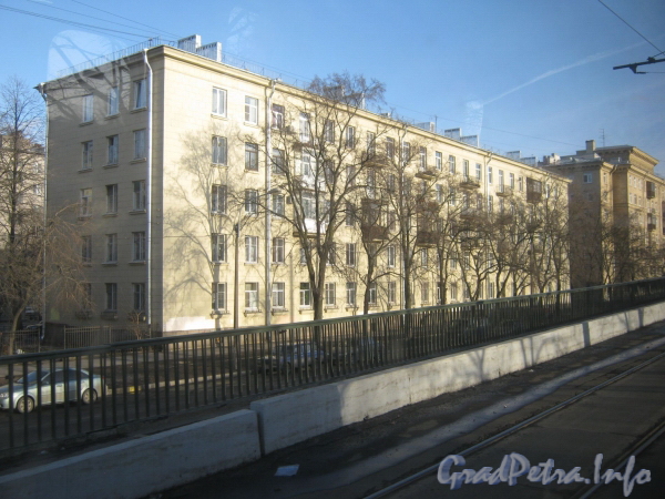 Кронштадтская ул, дом 26. Общий вид жилого дома с путепровода. Фото март 2012 г.