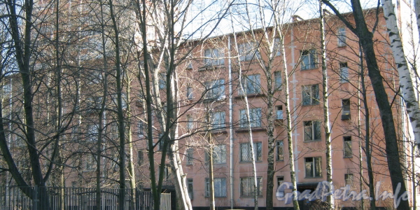 Ул. Лёни Голикова, дом 27, корпус 5. Общий вид со стороны дома 27, корпус 6. Фото март 2012 г.