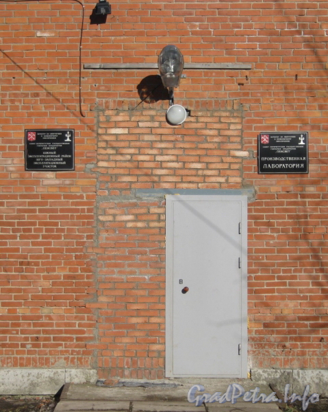 Ул. Козлова, дом 20. Общий вид с ул. Козлова на вход в здание. Фото март 2012 г.