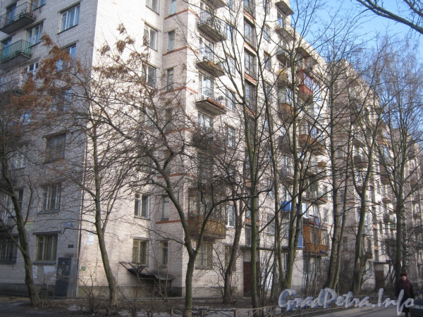 Ул. Бурцева, дом 19. Общий вид со стороны парадных и дома 13. Фото март 2012 г.