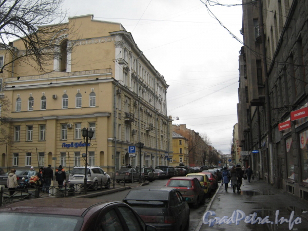 7 Красноармейская ул., дом 25 (слева) и перспектива улицы в сторону Московского пр. Фото март 2012 г.