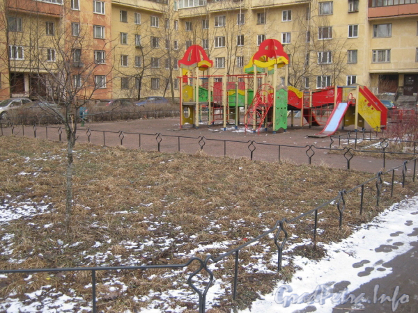 Ул. Маршала Захарова, дом 60. Детская площадка во дворе дома. Фото апрель 2012 г.