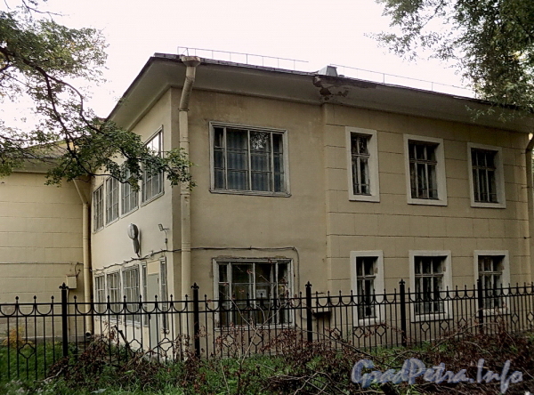 Ул. Грота, д. 2 А. Вид с торца здания. Фото сентябрь 2010 г.