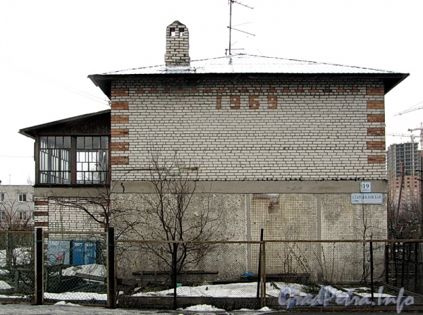 Старожиловская ул., д. 19, корп. 2. Фасад здания. Фото апрель 2012 г.