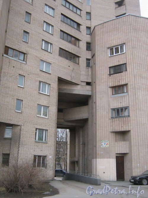 Варшавская ул., дом 51 корпус 1. Арка во двор с Варшавской ул. Фото апрель 2012 г.