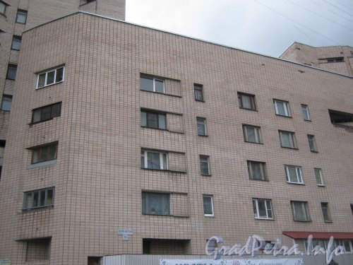 Варшавская ул., дом 51 корпус 1. Часть фасада. Фото апрель 2012 г.