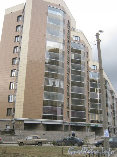 Варшавская ул., дом 43. Общий вид со стороны дома 51 корпус 1. Фото апрель 2012 г.