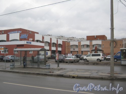 Ул. Тамбасова, дом 4. Общий вид на торговый центр с нечётной стороны улицы. Фото апрель 2012 г.